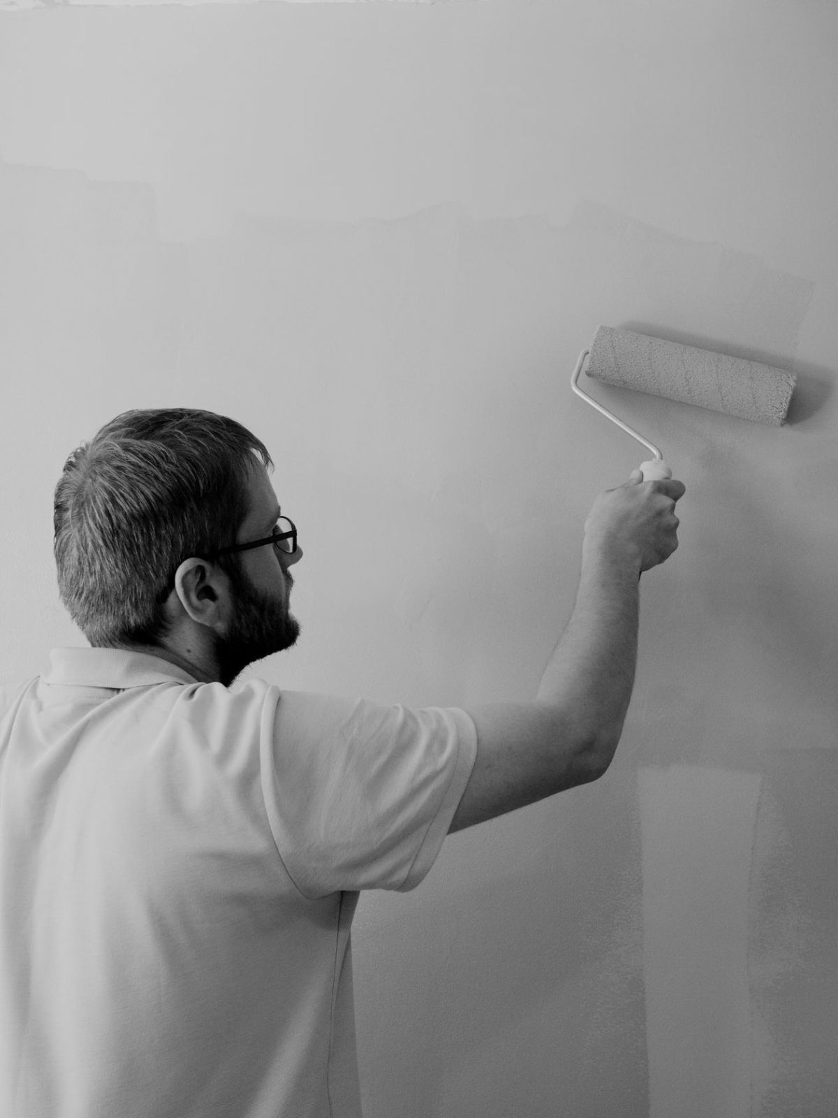 Peindre un plafond sans trace ni auréole : la technique qui change tout