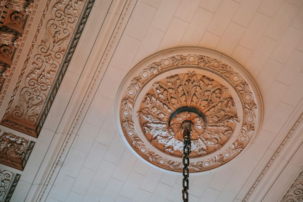 Poser une moulure de plafond : polystyrène ou polyuréthane, technique et finition